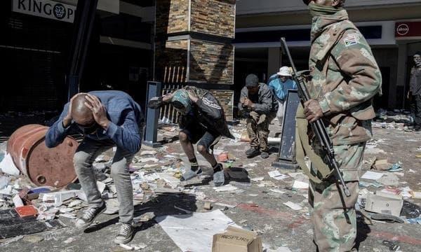 Suman 72 muertos por violencia y saqueos en Sudáfrica Suman 72 muertos por violencia y saqueos en Sudáfrica