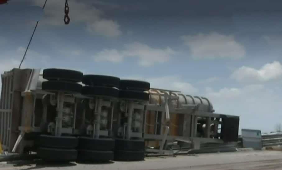 Vuelca tráiler en carretera Monterrey-Laredo Vuelca tráiler en carretera Monterrey-Laredo