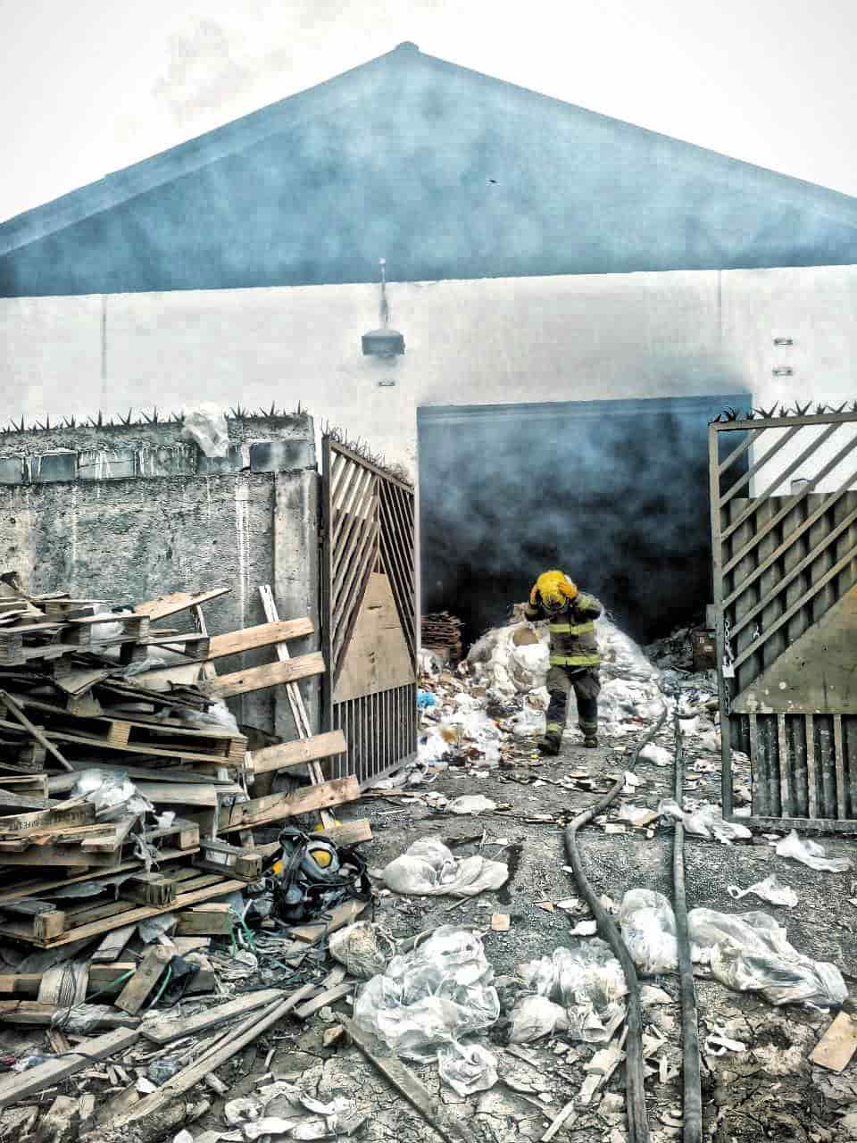 Se reportó el incendio de una bodega en Escobedo