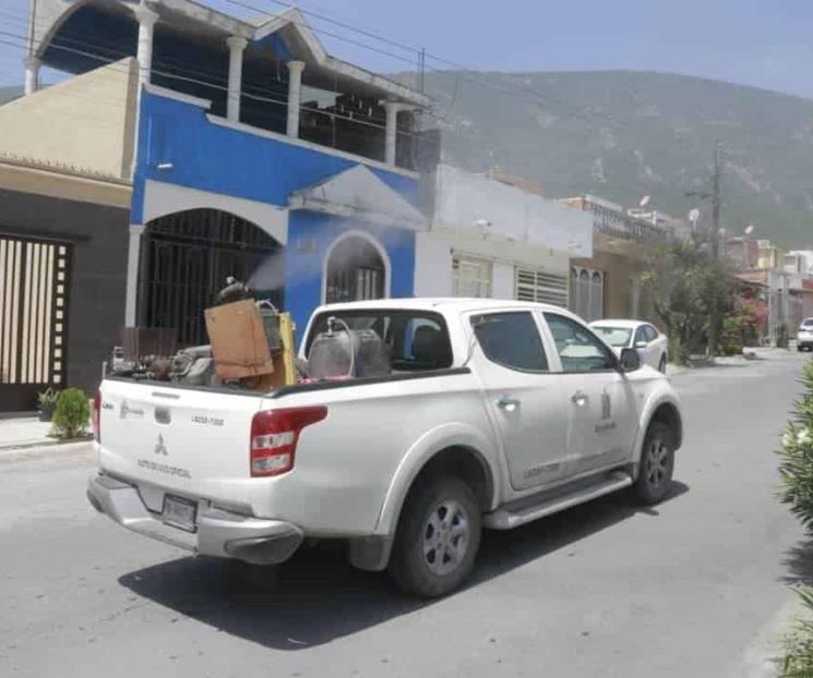 Fumigan espacios públicos en Escobedo