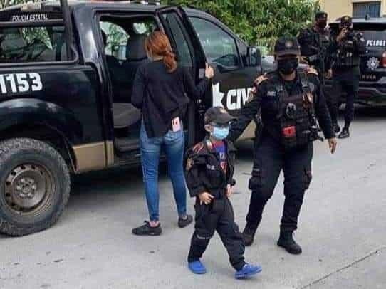 Cumple niño su sueño de ser policía por un día Cumple niño su sueño de ser policía por un día