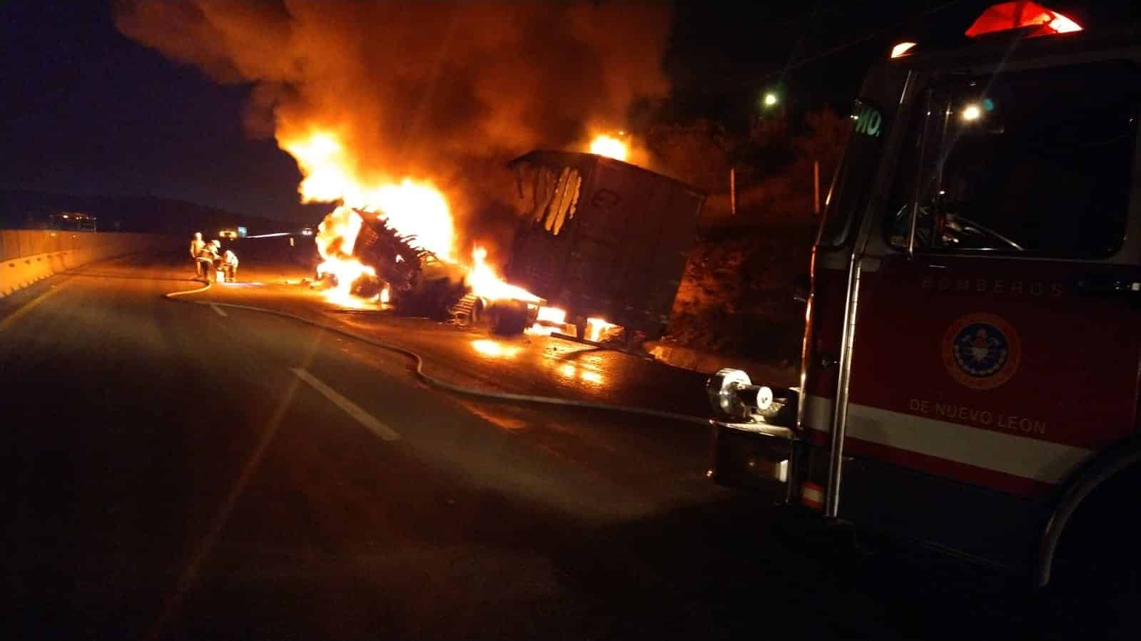 Se incendió un tráiler cargado con abarrotes