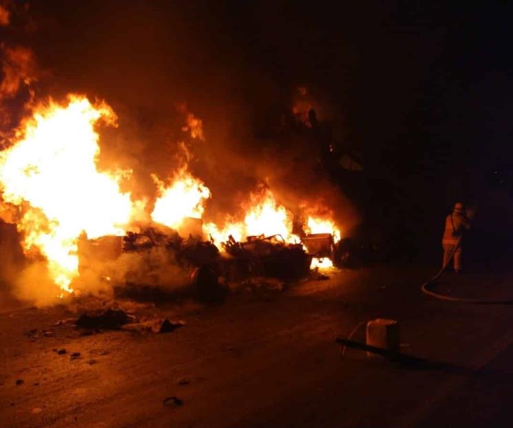 Consume fuego tráiler cargado con abarrotes Consume fuego tráiler cargado con abarrotes