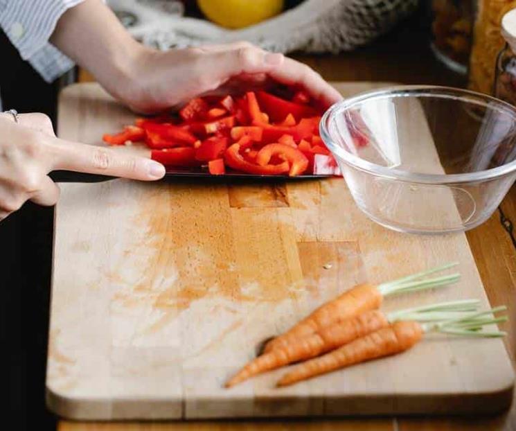 Conoce cómo lavar correctamente las tablas para picar Conoce cómo lavar correctamente las tablas para picar