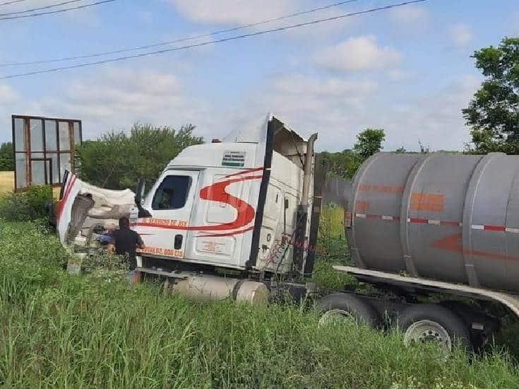 Tráiler pierde el control en Montemorelos Tráiler pierde el control en Montemorelos