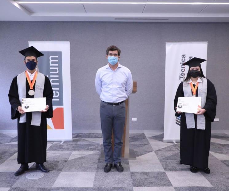 Se gradúa tercera generación en mecatrónica