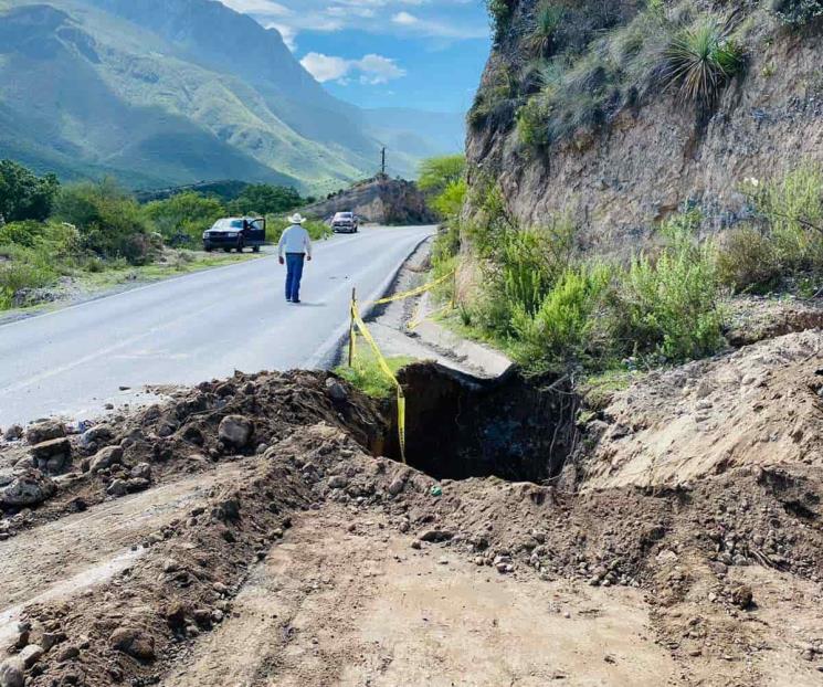 Reportan socavón en Carretera Zaragoza-Aramberri Reportan socavón en Carretera Zaragoza-Aramberri