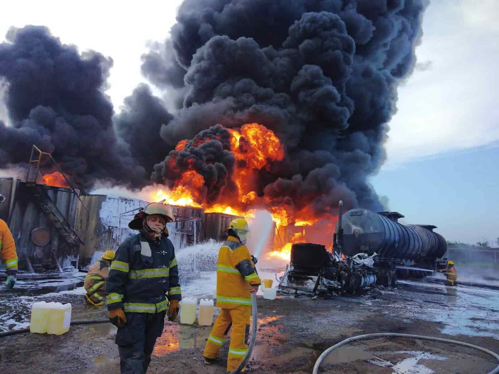 Se incendió y explotó un auto-tanque Full cargado con diésel y al menos 10 contenedores, dejando una persona grave