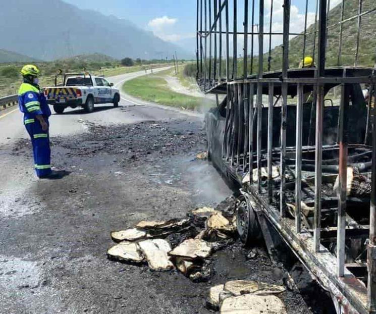 Se incendia camioneta