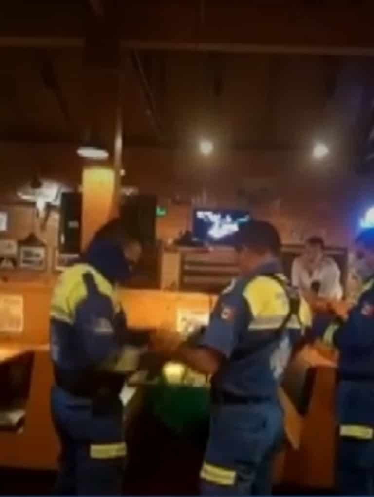 Cae desde el techo una víbora sobre platos de comensales de un restaurante