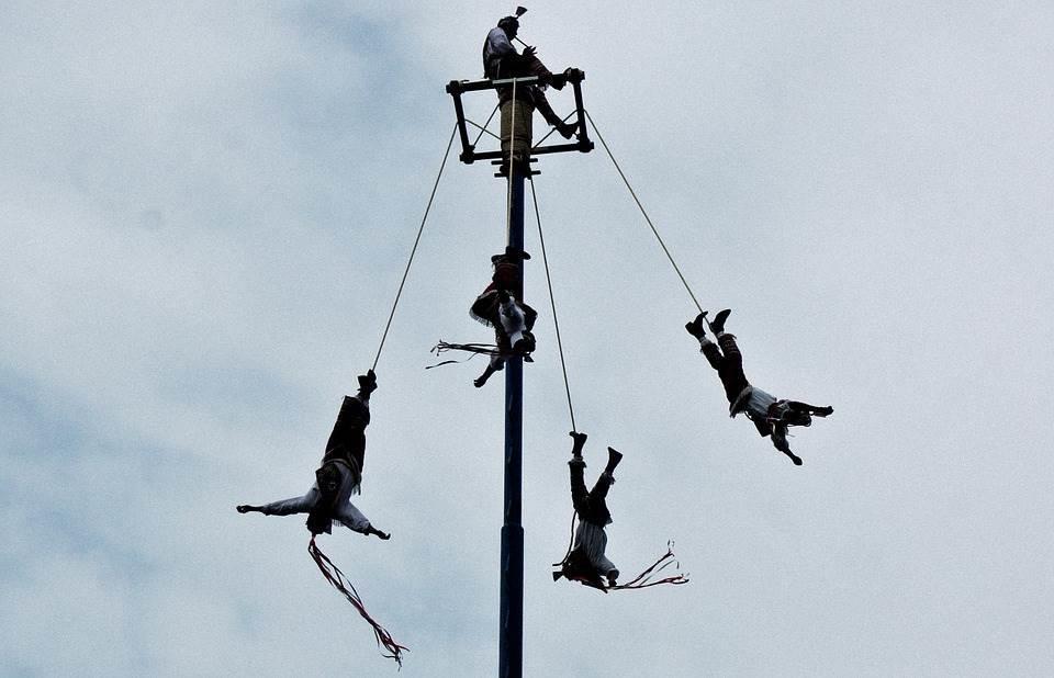 Voladores de Papantla denuncian a spot discriminatorio Voladores de Papantla denuncian a spot discriminatorio