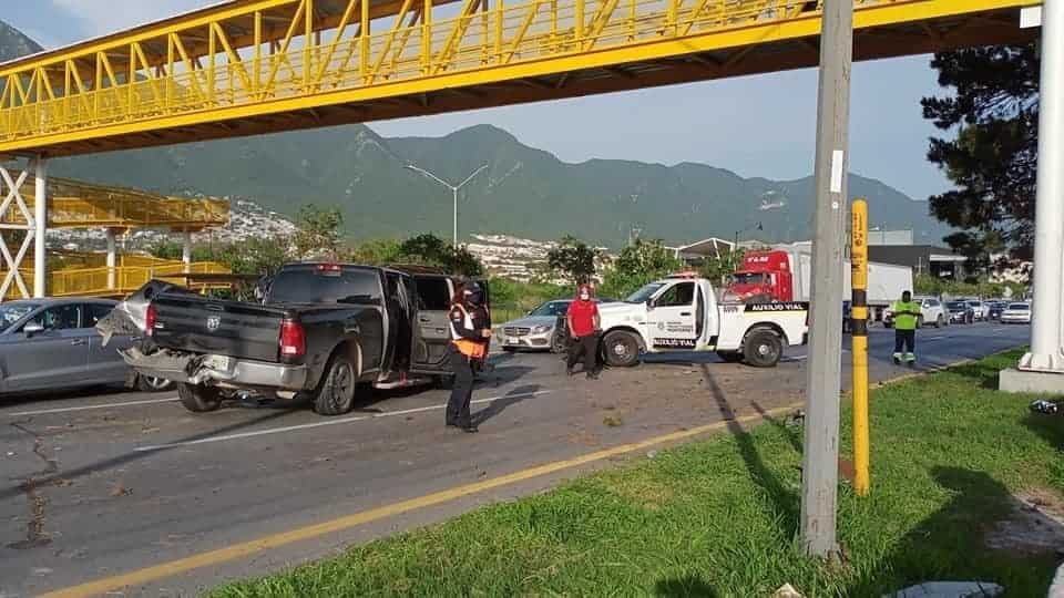 Terminó con diversas lesiones, después de perder el control de su vehículo y terminar estrellándose