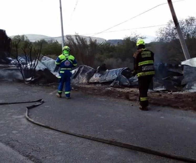 Se incendian tráileres después de chocar Se incendian tráileres después de chocar