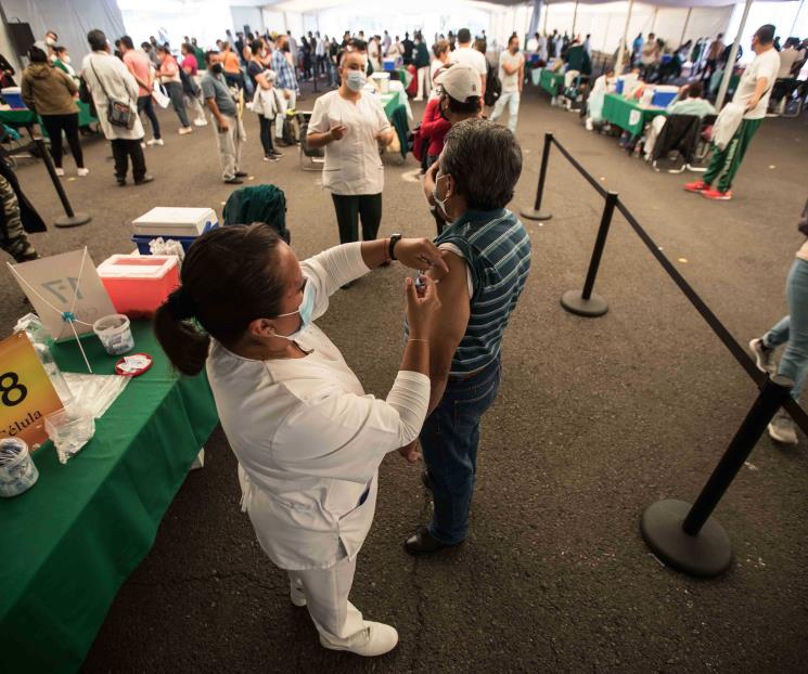 Reitera recomendación de no combinar alcohol con vacuna