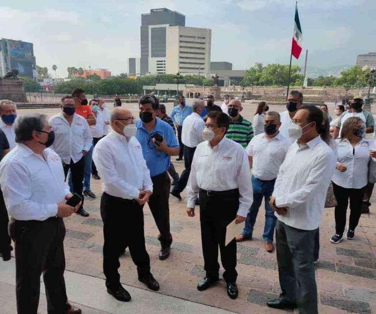 Protestan maestros en Palacio de Gobierno Protestan maestros en Palacio de Gobierno