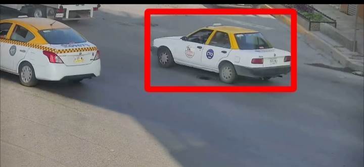 En un taxi robado y en el cual asaltaron un negocio de venta de tacos, dos hombres fueron detenidos