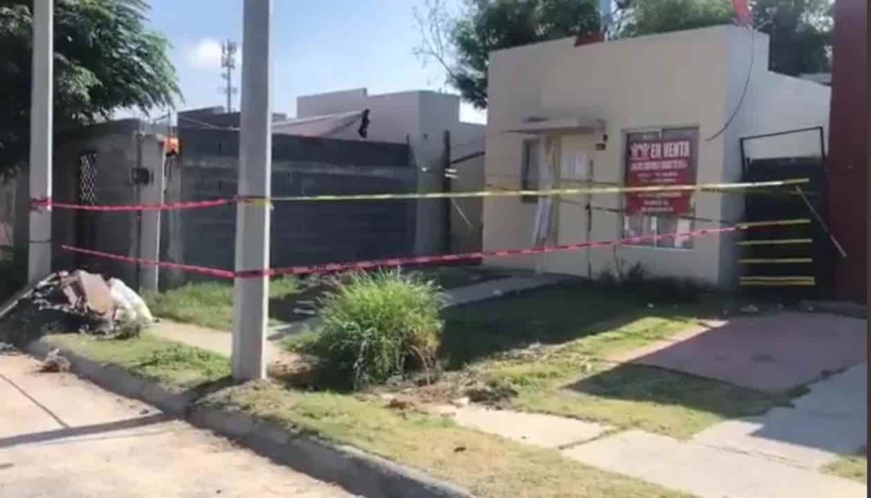 Encuentran los cadáveres de tres hombres maniatados y estado de descomposición enterrados en el patio de una casa