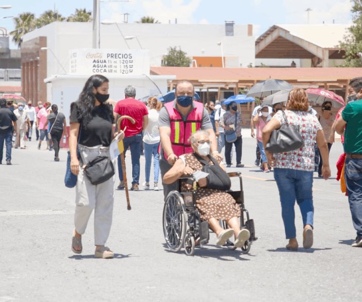 Inicia con largas filas la vacunación masiva en Guadalupe Inicia con largas filas la vacunación masiva en Guadalupe