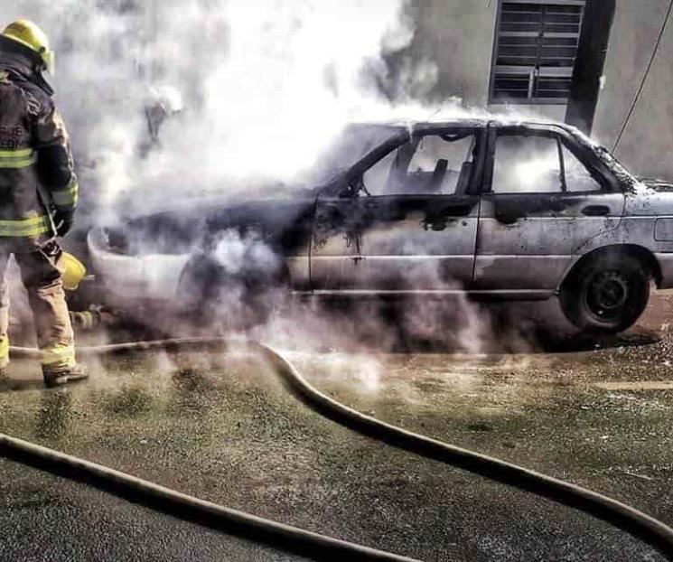 Se incendia auto en Centro de Monterrey Se incendia auto en Centro de Monterrey