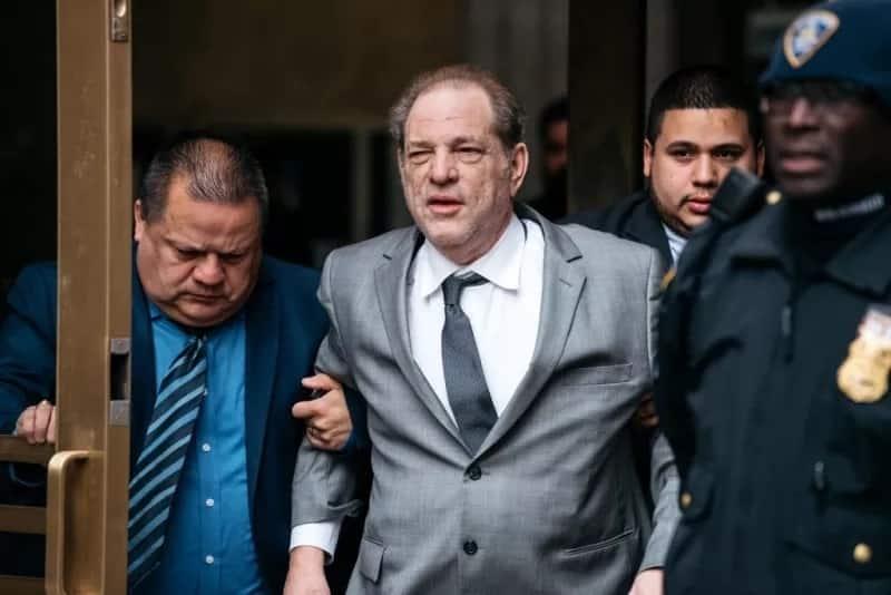 Weinstein es llevado a L.A. para enfrentar nuevo juicio Weinstein es llevado a L.A. para enfrentar nuevo juicio