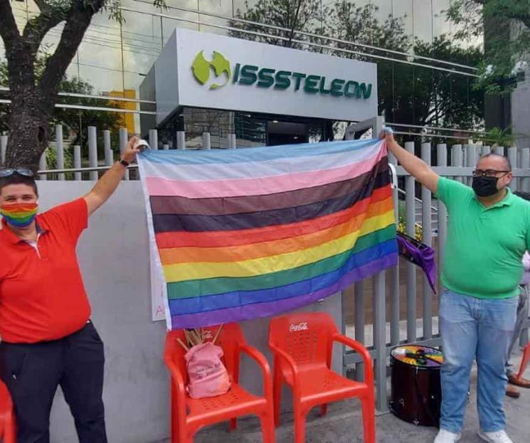 Acuden trabajadores de Isssteleon a registrar a beneficiario