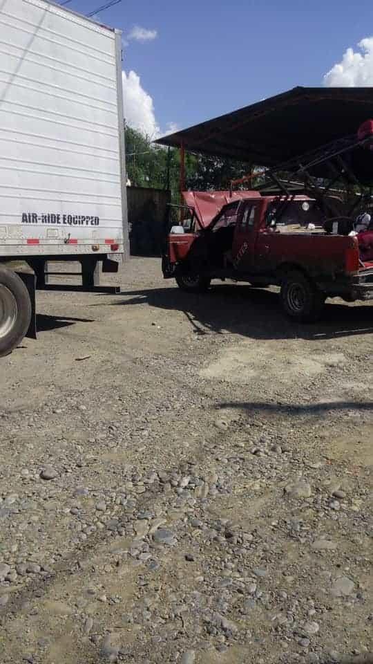 Deja daños materiales choque de tráiler y camioneta Deja daños materiales choque de tráiler y camioneta