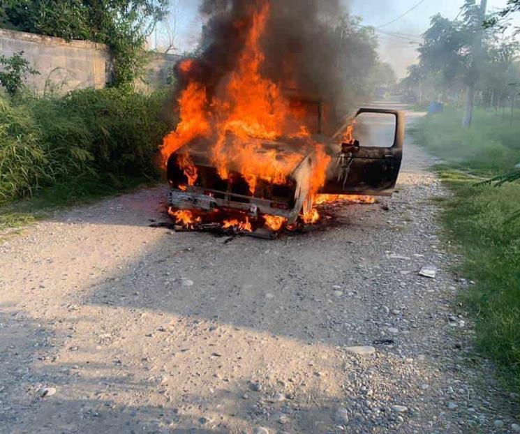 Logran salir de su camioneta en llamas