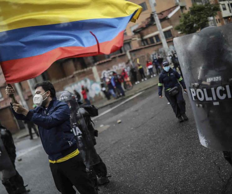 Protestas en Colombia dejan un centenar de heridos Protestas en Colombia dejan un centenar de heridos