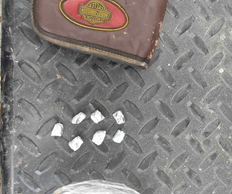 Esconde droga en calcetines y lo arrestan Esconde droga en calcetines y lo arrestan