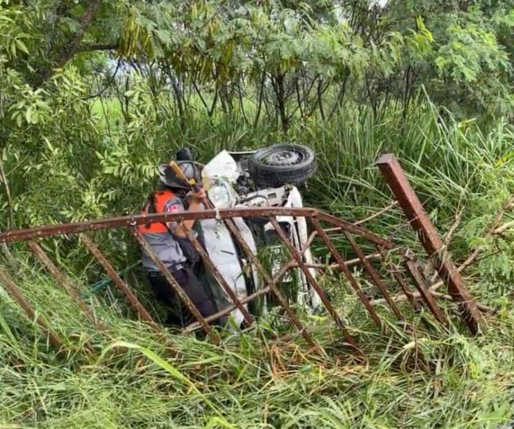 Deja volcadura a dos hombres heridos Deja volcadura a dos hombres heridos