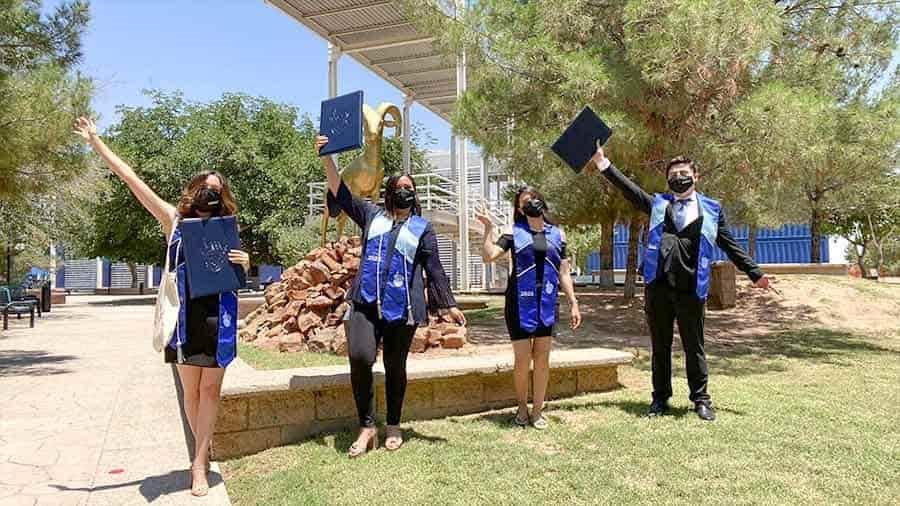 Vuelven al campus para su foto de generación Vuelven al campus para su foto de generación