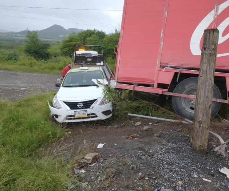 Choca camión con taxi en Montemorelos Choca camión con taxi en Montemorelos
