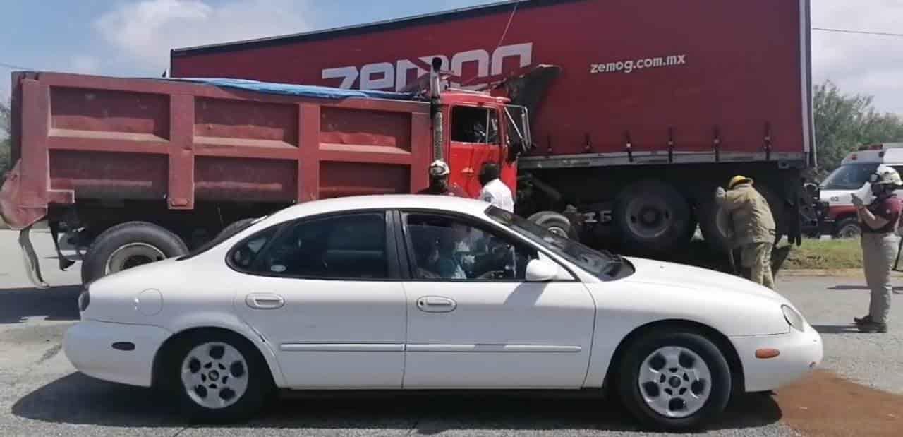 Choca tráiler contra camión en Montemorelos