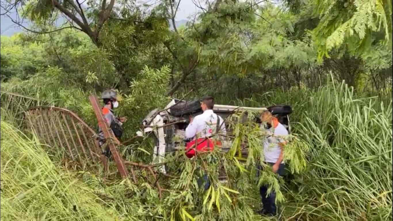 Dos personas lesionadas fue el saldo que dejó la volcadura de una camioneta