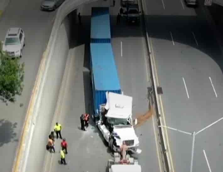 Se registró un choque por alcance entre dos vehículos pesados al sur de la ciudad