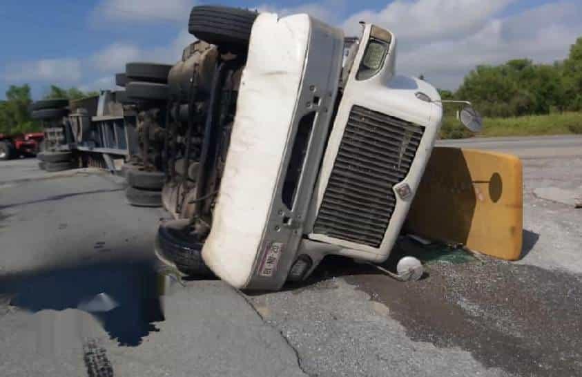 Vuelca tráiler en Montemorelos
