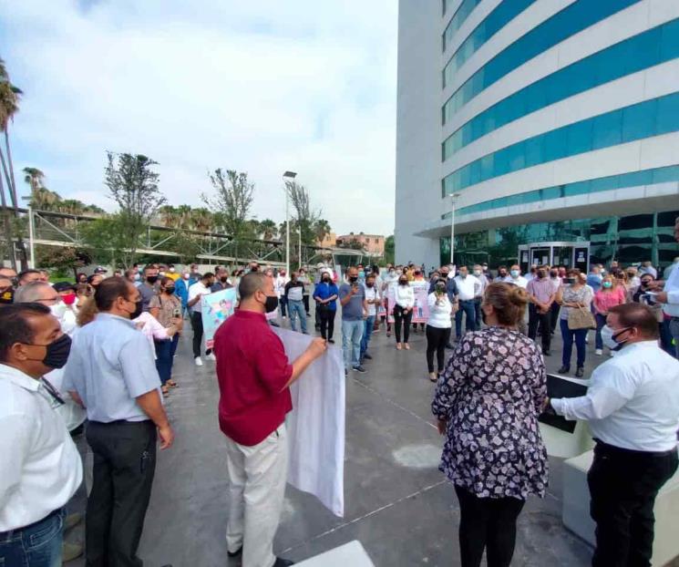 Exigen burócratas pago de prestaciones Exigen burócratas pago de prestaciones