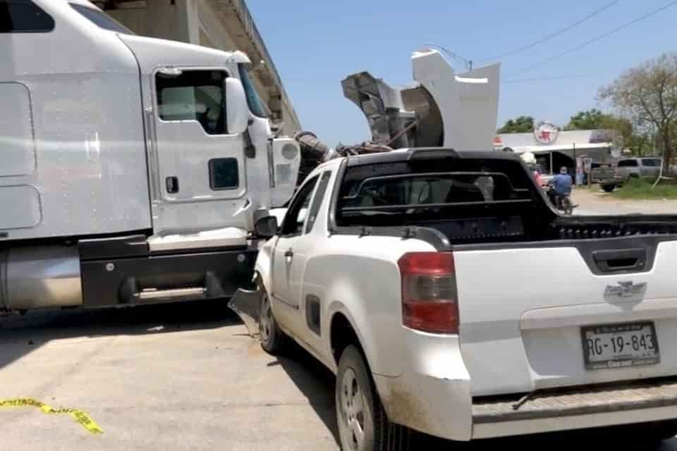 El conductor perdió la vida al estrellar su camioneta contra un tráiler