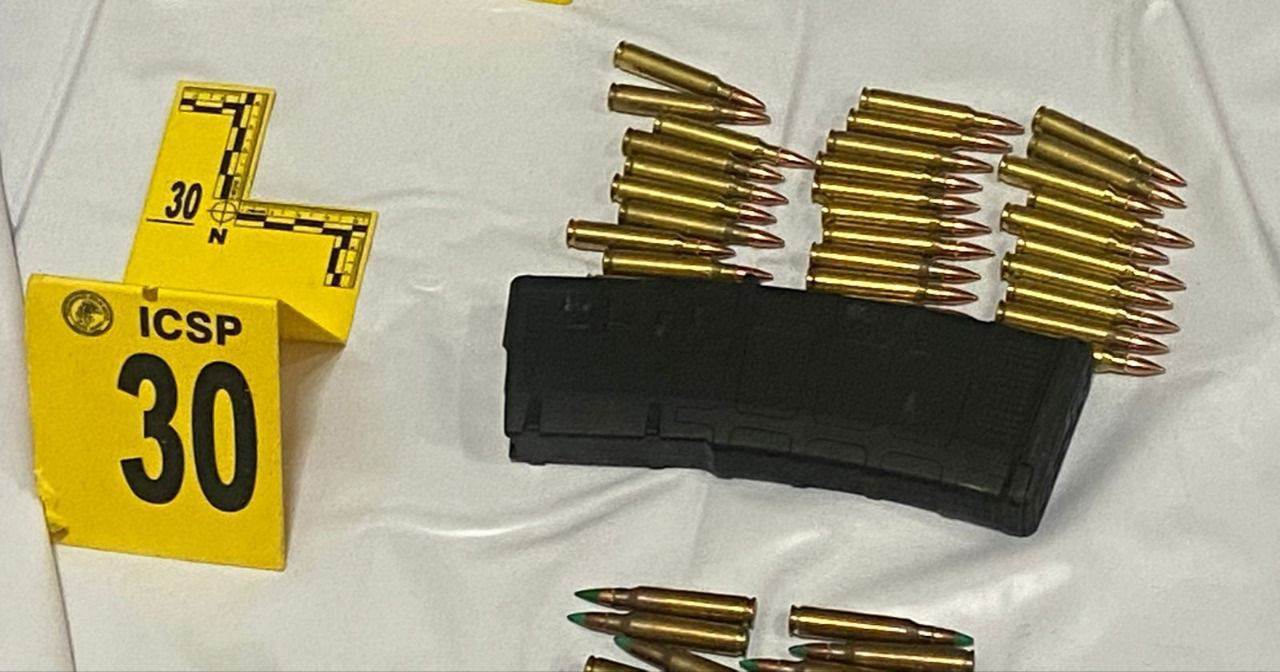 Una bolsa de plástico con restos al parecer humanos fue asegurada por la Fiscalía General de Justicia de Nuevo León, así como droga, un arma larga, más de 300 cartuchos hábiles y equipo táctico, tras un cateo