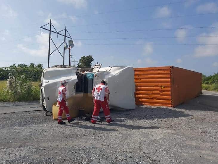 Un operador de quinta rueda, terminó con lesiones de consideración, después de volcar su tráiler