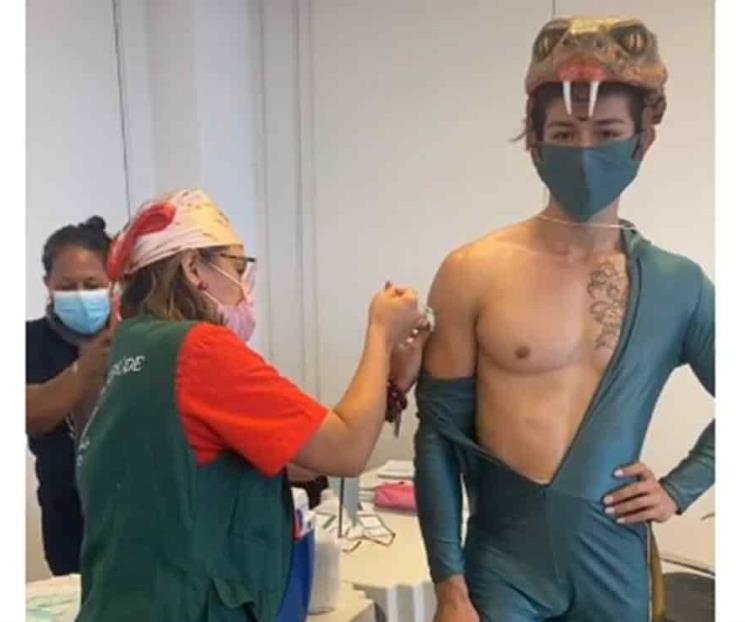 En protesta a Bolsonaro brasileños se vacunan con disfraces