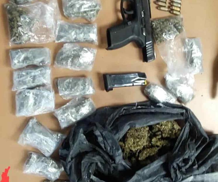 Arrestan a dos con arma y droga Arrestan a dos con arma y droga