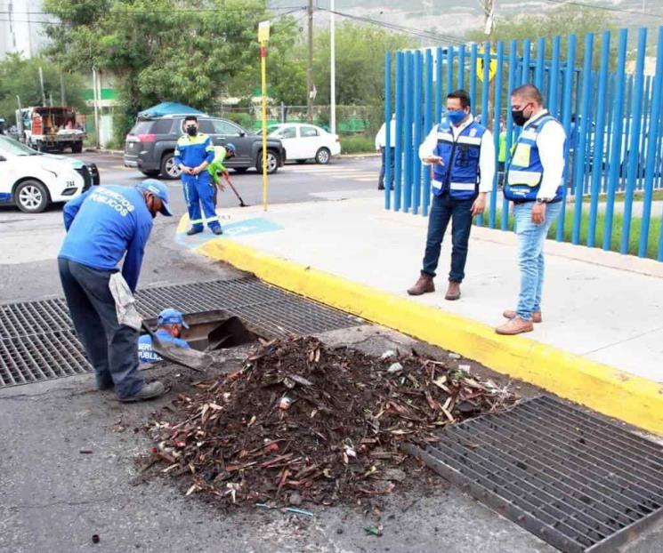 Arrecia Santa Catarina tareas de limpieza y desazolve