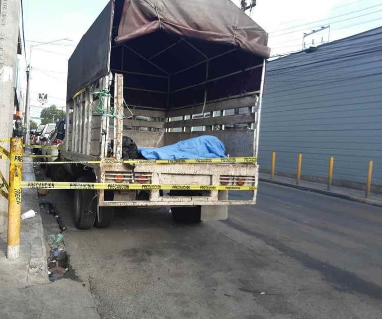 Encuentran a hombre sin vida en camión de carga Encuentran a hombre sin vida en camión de carga