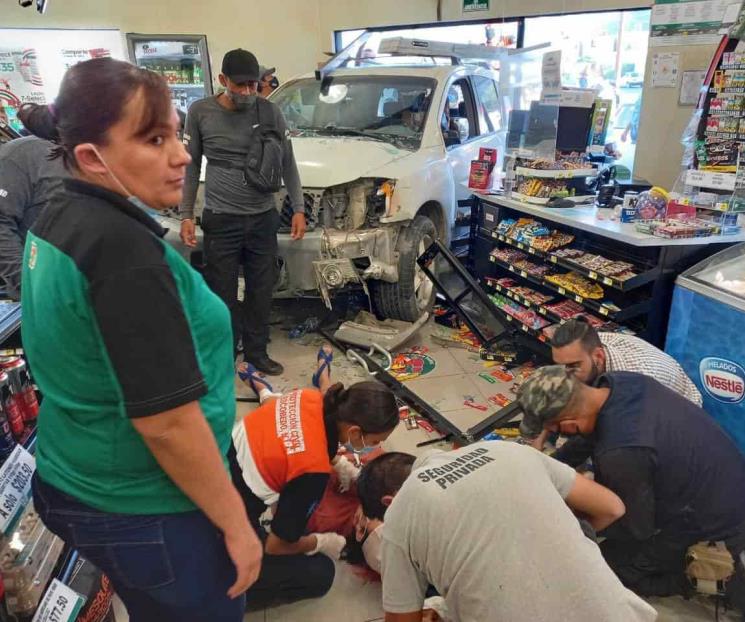 Incrusta camioneta en tienda