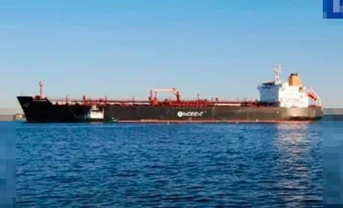 México envía buque a Cuba con 40 mil litros de petrolíferos