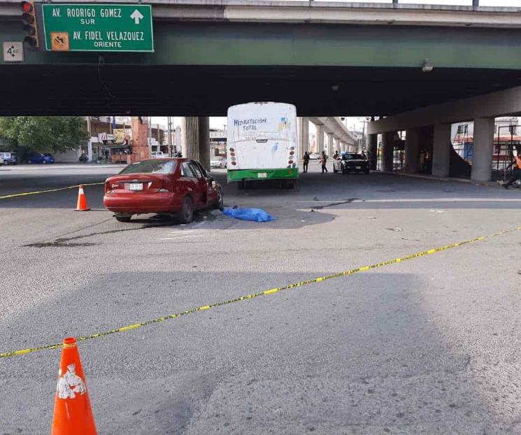 Muere hombre en choque contra camión Muere hombre en choque contra camión