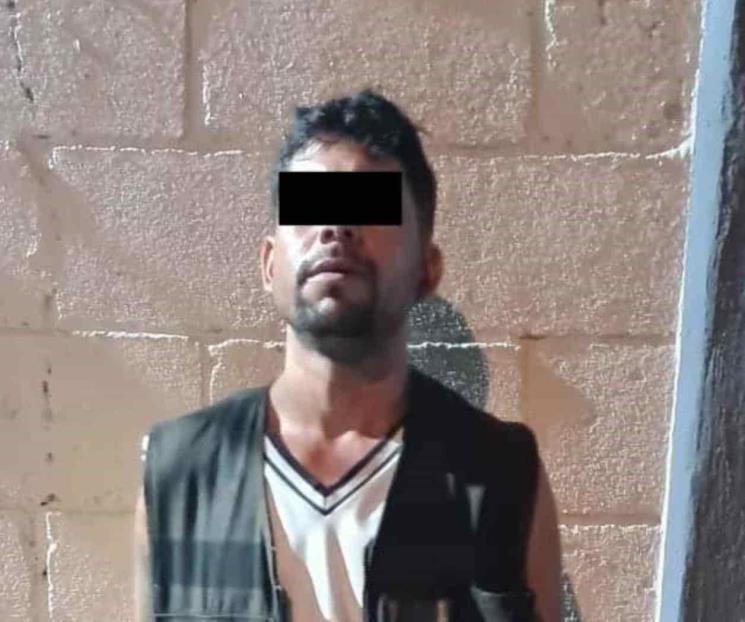 Detienen a hombre con arma blanca y droga en Col. San Martín