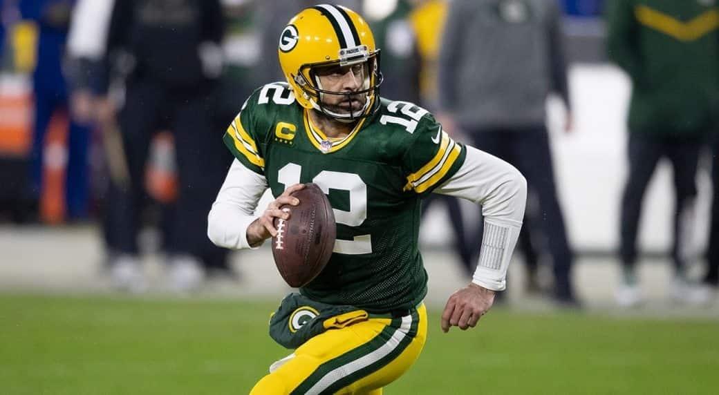 Cerca Rodgers de seguir en Green Bay