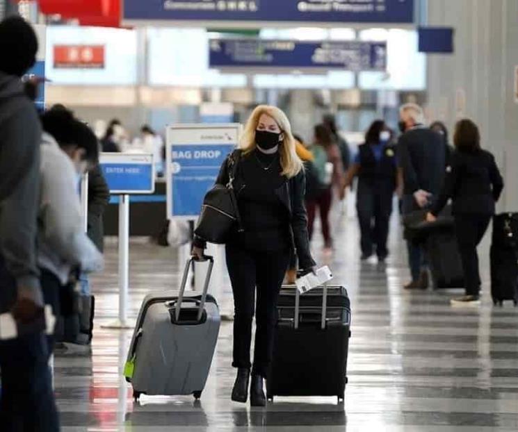 Mantendrá EU restricciones de viaje por la pandemia